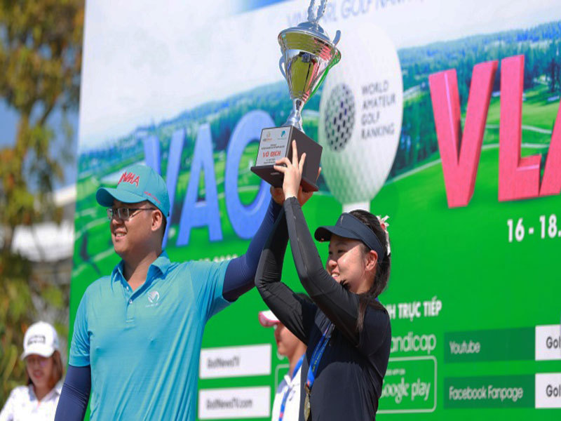 Nu van dong vien Hananko Kawasaki nhan cup vo dich- giai- golf-vo-dich-nghiep-du-quoc-gia- golden-golf