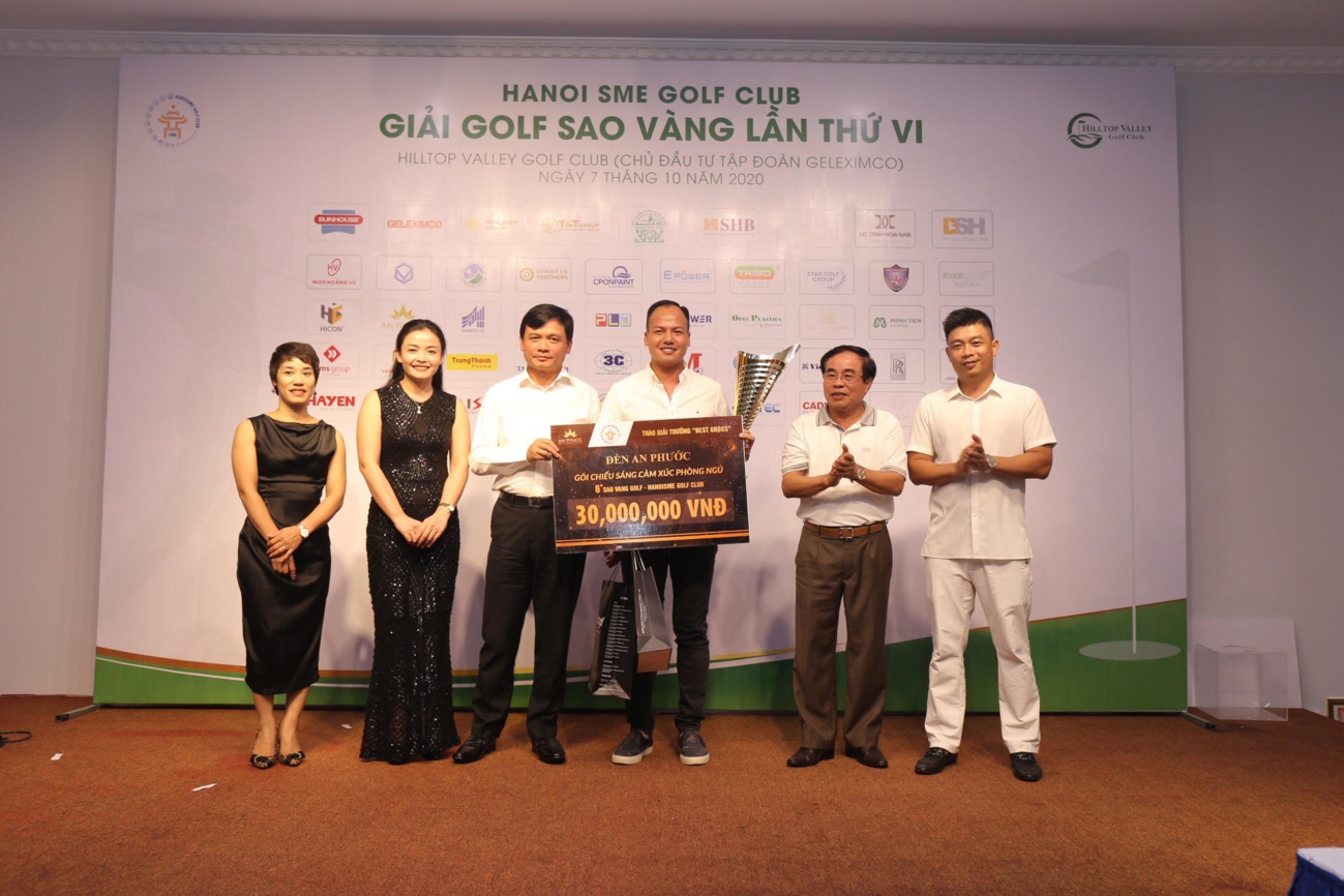 Golfer Nguyễn Thế Triệu giành chức vô địch tại "Giải golf Sao vàng lần thứ VI" do CLB Golf HanoiSME tổ chức vào tháng 10 năm nay.